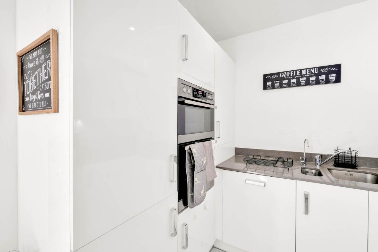 Foxherne 5Bdr 3Ba Serviced House With Parking - Slough By 360Stays Екстер'єр фото