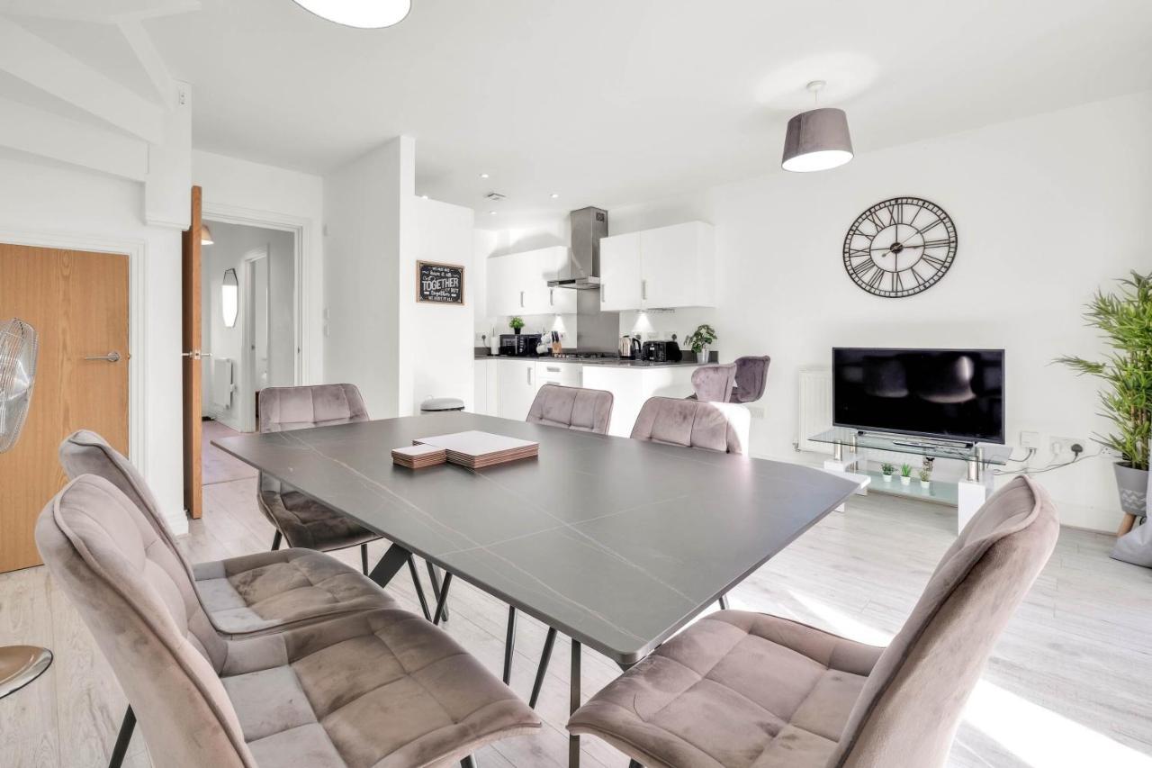 Foxherne 5Bdr 3Ba Serviced House With Parking - Slough By 360Stays Екстер'єр фото