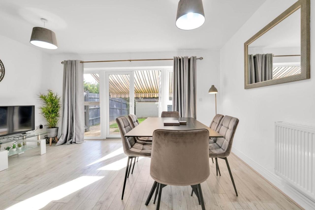 Foxherne 5Bdr 3Ba Serviced House With Parking - Slough By 360Stays Екстер'єр фото