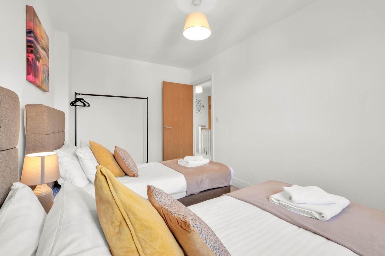 Foxherne 5Bdr 3Ba Serviced House With Parking - Slough By 360Stays Екстер'єр фото