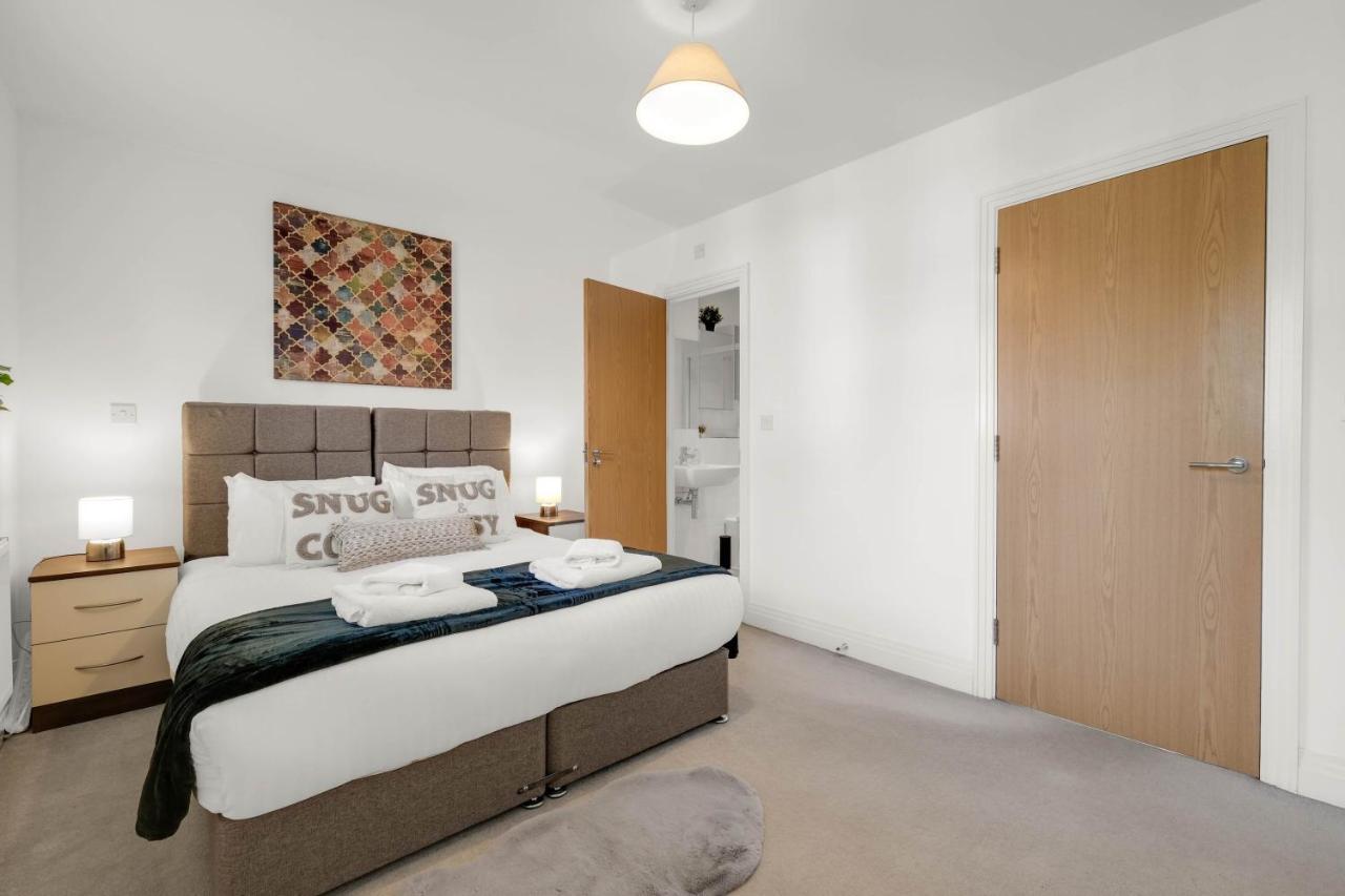 Foxherne 5Bdr 3Ba Serviced House With Parking - Slough By 360Stays Екстер'єр фото