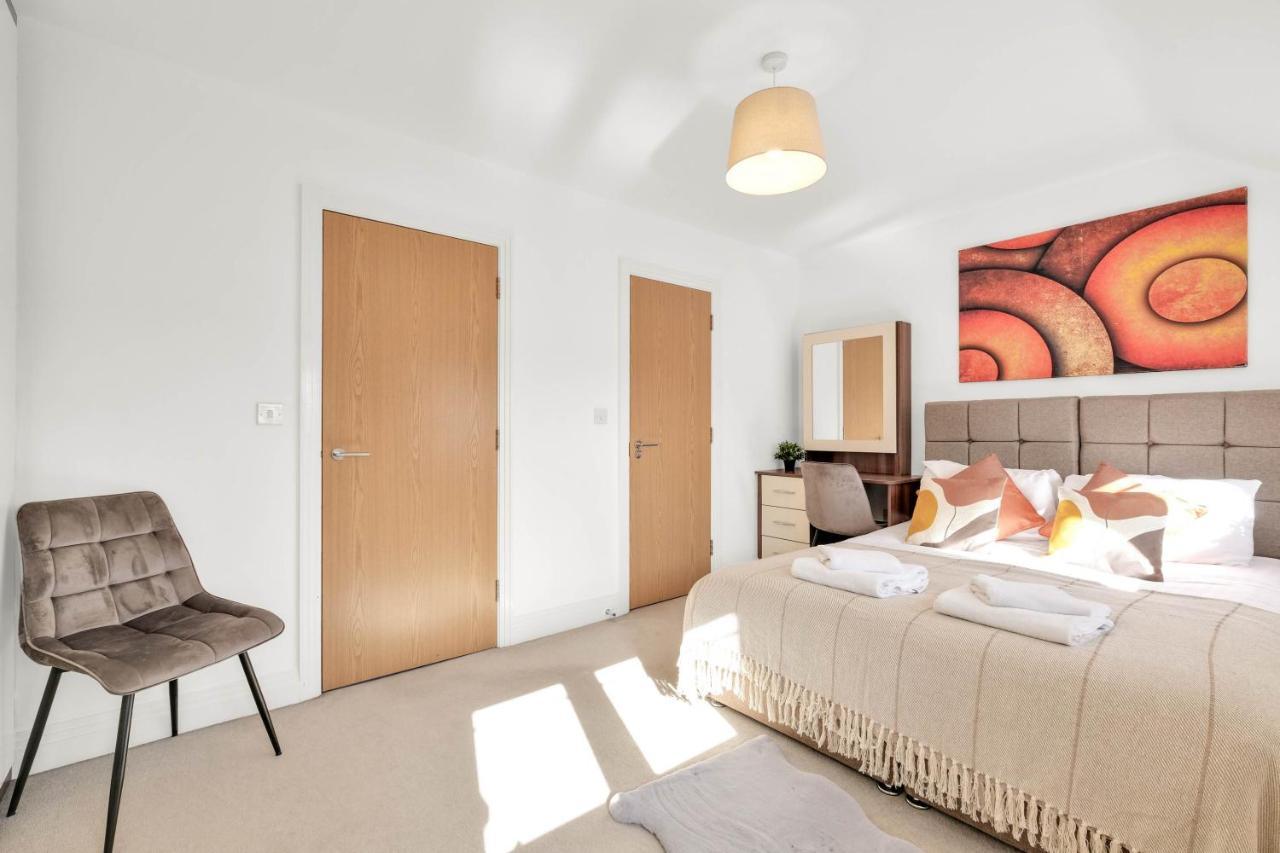 Foxherne 5Bdr 3Ba Serviced House With Parking - Slough By 360Stays Екстер'єр фото