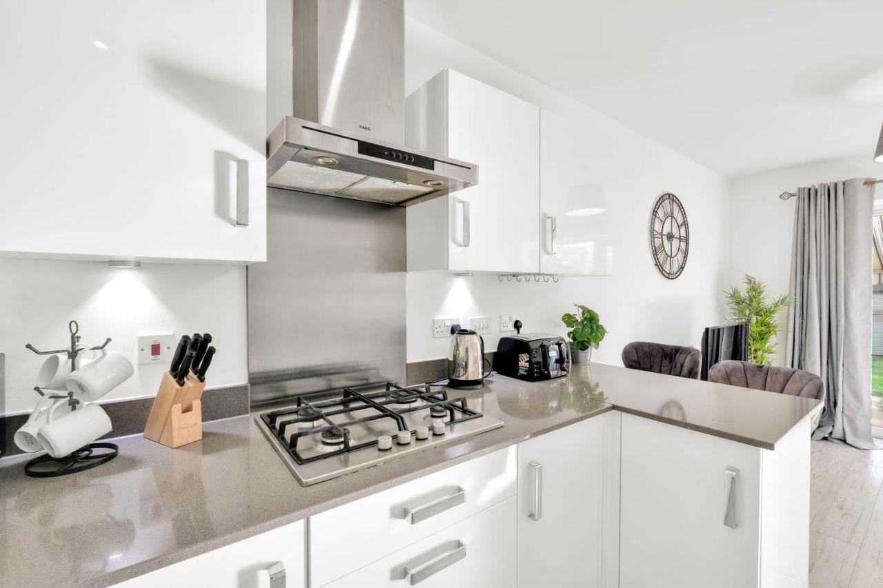 Foxherne 5Bdr 3Ba Serviced House With Parking - Slough By 360Stays Екстер'єр фото
