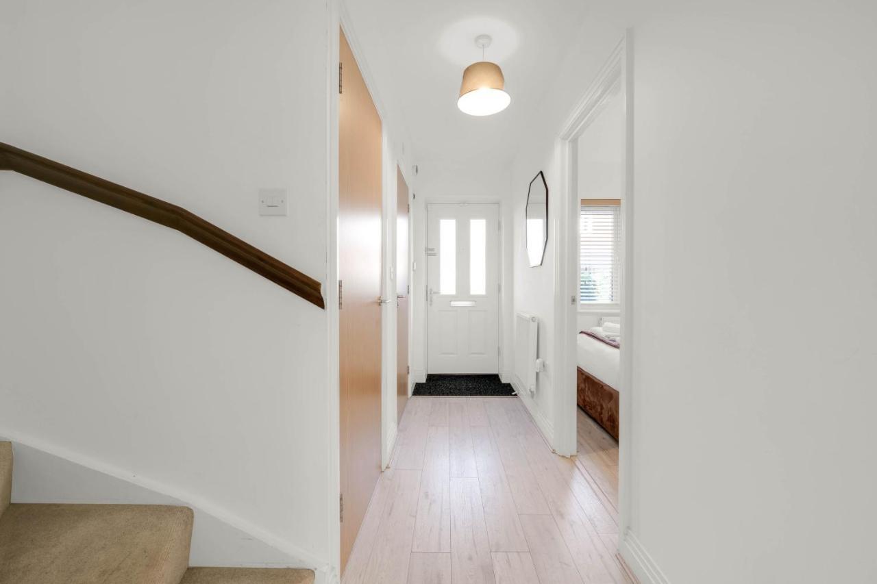 Foxherne 5Bdr 3Ba Serviced House With Parking - Slough By 360Stays Екстер'єр фото