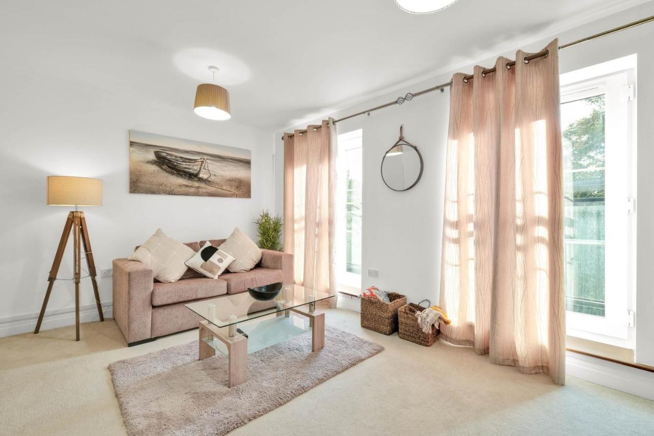 Foxherne 5Bdr 3Ba Serviced House With Parking - Slough By 360Stays Екстер'єр фото