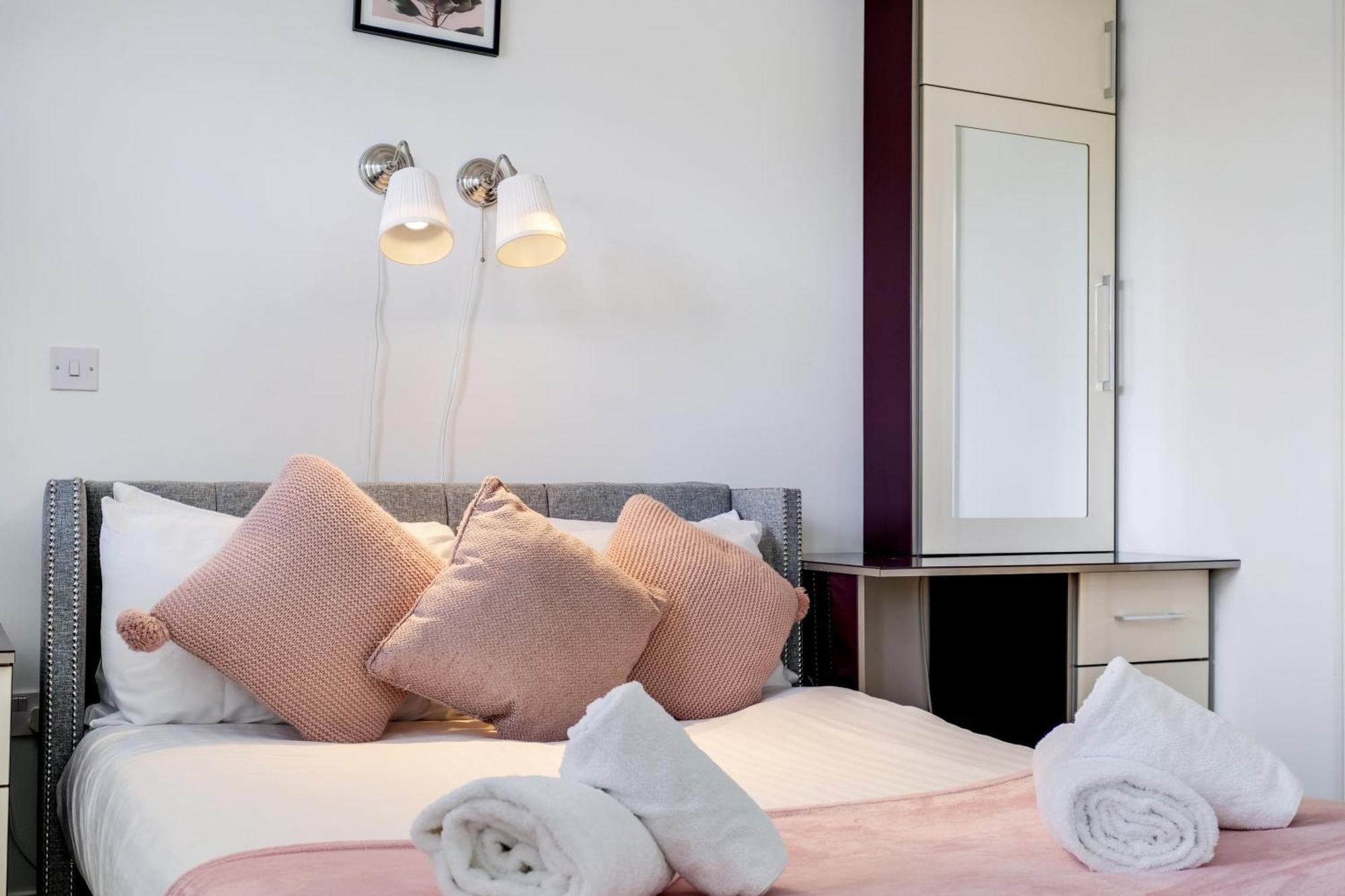 Foxherne 5Bdr 3Ba Serviced House With Parking - Slough By 360Stays Екстер'єр фото