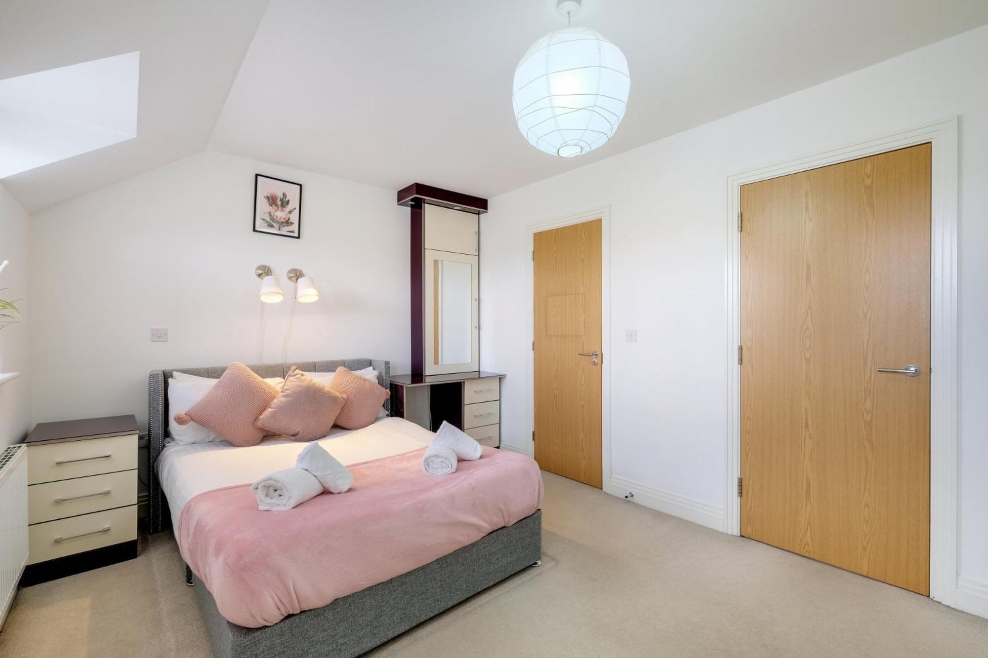 Foxherne 5Bdr 3Ba Serviced House With Parking - Slough By 360Stays Екстер'єр фото