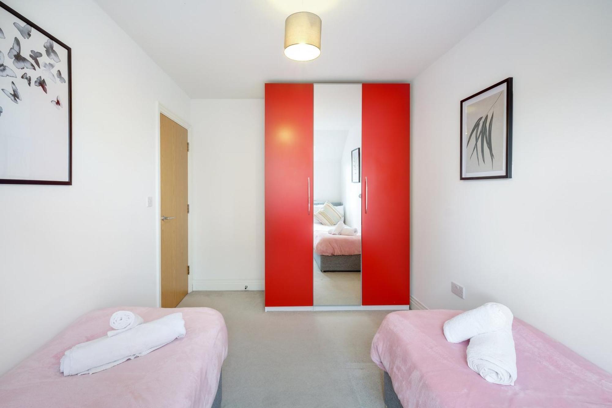 Foxherne 5Bdr 3Ba Serviced House With Parking - Slough By 360Stays Екстер'єр фото