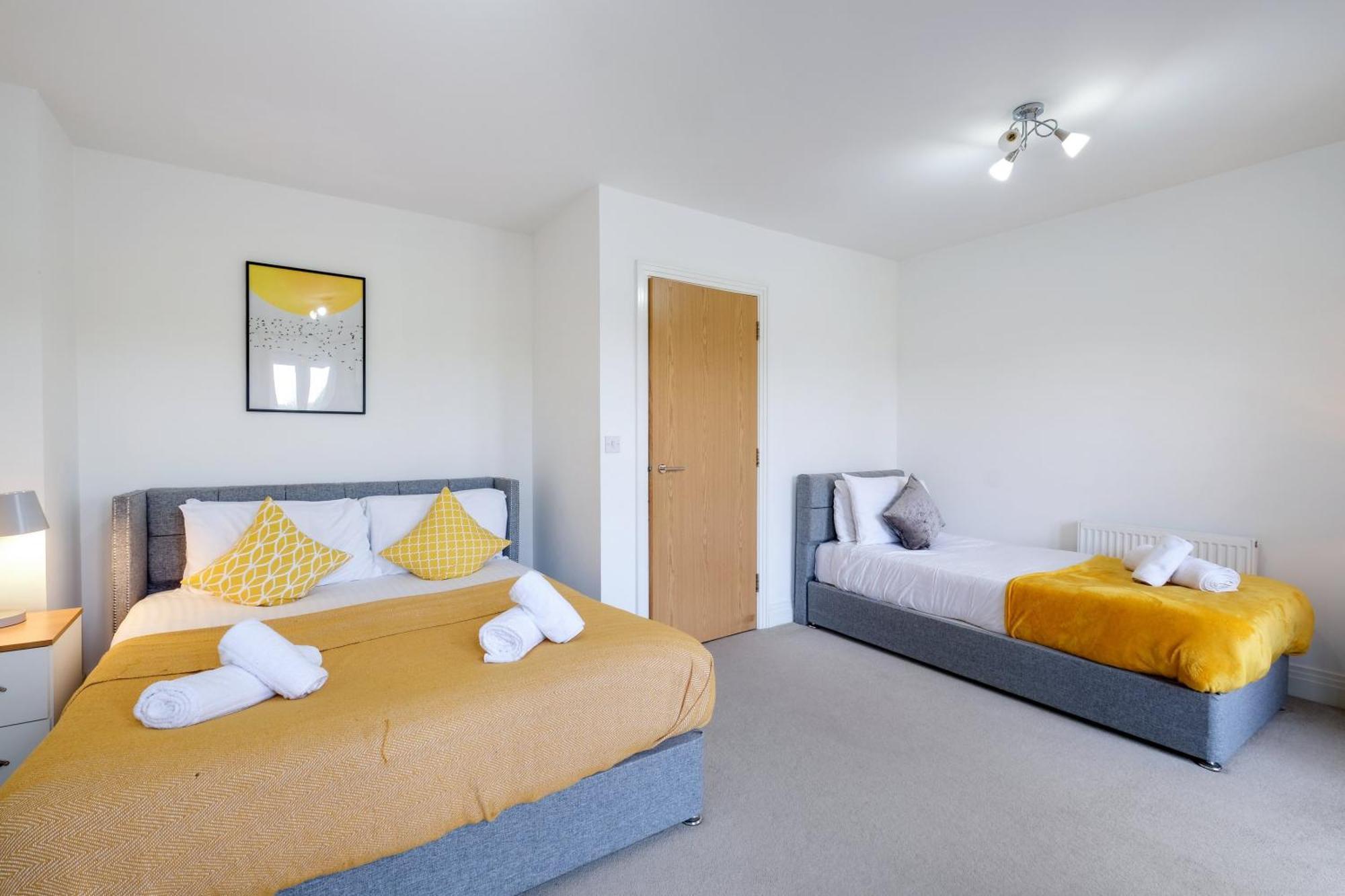 Foxherne 5Bdr 3Ba Serviced House With Parking - Slough By 360Stays Екстер'єр фото