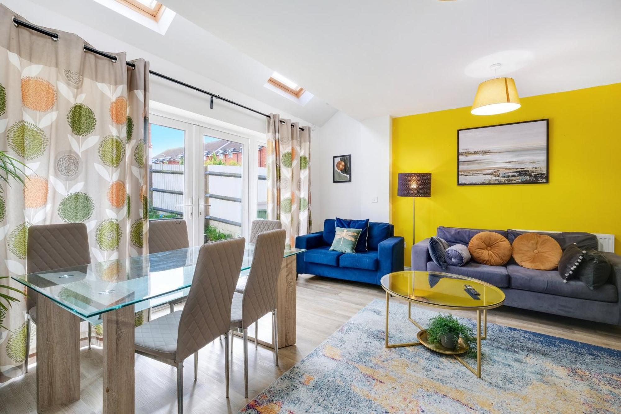 Foxherne 5Bdr 3Ba Serviced House With Parking - Slough By 360Stays Екстер'єр фото