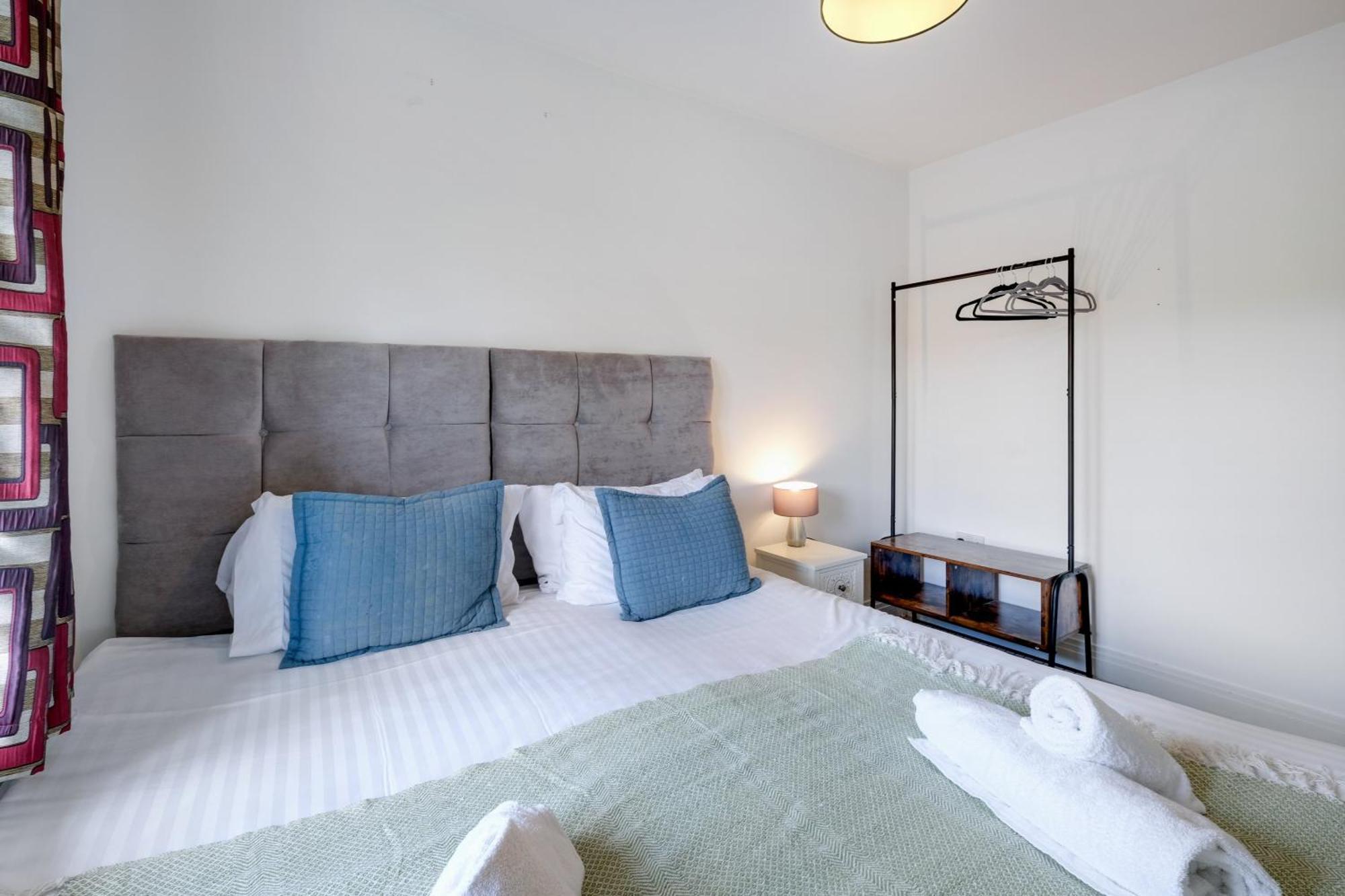Foxherne 5Bdr 3Ba Serviced House With Parking - Slough By 360Stays Екстер'єр фото